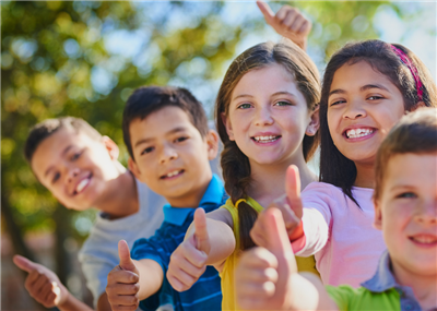  kids giving thumbs up
